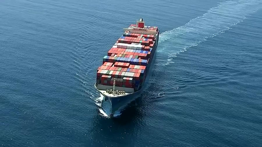 Buque portacontenedores navegando en mar abierto