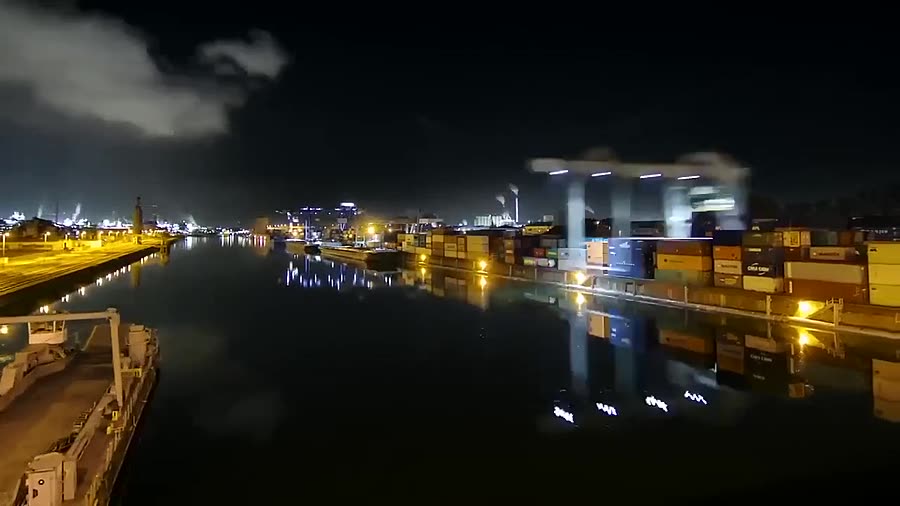 Puerto de contenedores iluminado de noche