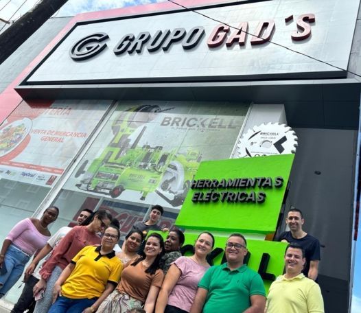 Equipo de Grupo GADS frente a su local